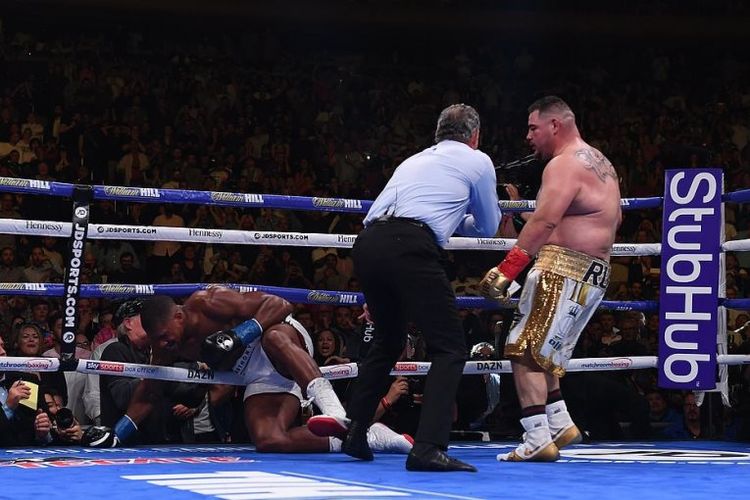 Anthony Joshua (kiri) dipermalukan petinju Meksiko, ANdy Ruiz Jr dalam perebutan gelar juara dunia tinju kelas befrat di Madison Square Garden, Sabtu (01/06/2019)