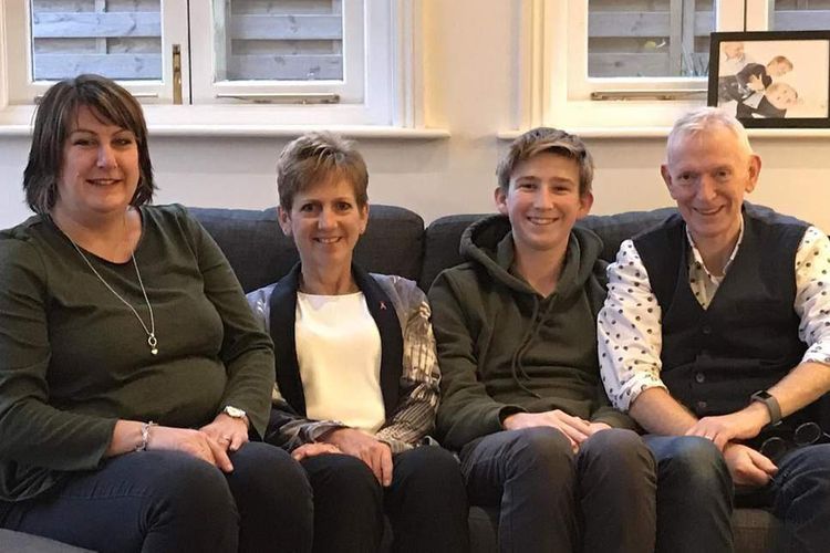 Evans (paling kanan), pria penderita HIV bersama anaknya, Isaac dan istri yang tidak tertular virusnya berkat program pencucian sperma yang dikembangkan Carole Gilling-Smith (kedua dari kiri).