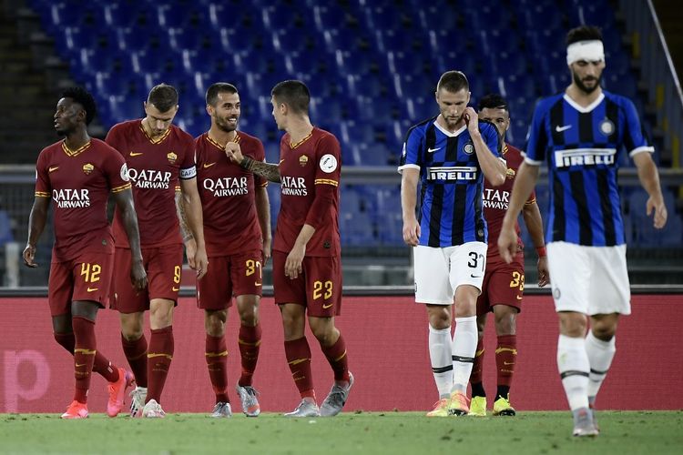 Leonardo Spinazzola (ketiga dari kiri) merayakan golnya bersama rekan satu timmya pada laga AS Roma vs Inter Milan di Stadion Olimpico dalam lanjutan pekan ke-34 Serie A, kasta teratas Liga Italia, Minggu 19 Juli 2020.