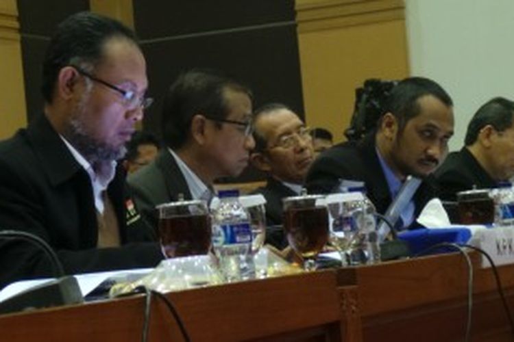 Pimpinan Komisi Pemberantasan Korupsi (KPK) Bambang Widjojanto, Busyro Muqoddas, Abraham Samad, dan Zulkarnain (dari kiri ke kanan) dalam rapat kerja dengan Komisi III DPR, Kamis (27/6/2013).