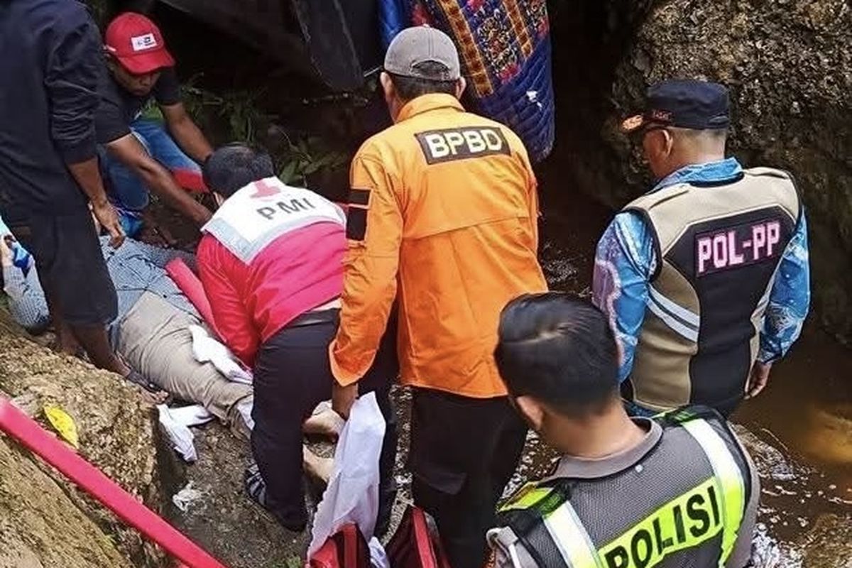 Tim gabungan melakukan evakuasi korban laka tunggal di kelok sembilan, Limapuluh Kota, Sumbar, Sabtu (31/1/2025). Total dalam laka ini ada tujuh korban yang mengalami luka-luka hingga patah tulang. 