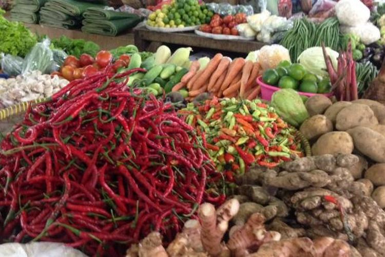 Sayuran Cabai yang dijajakan oleh Pedagang Pasar Minggu (8/2/2017).