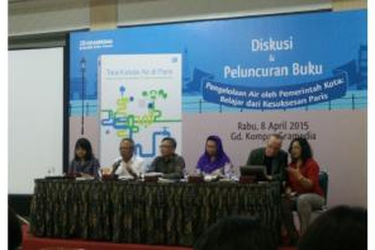 Diskusi dan Peluncuran Buku Pengelolaan Air oleh Pemerintah Kota: Belajar dari Kesuksesan Air, di Kompas Gramedia, Jakarta, Rabu (8/4/2015). Tampak dalam gambar, Menteri Pekerjaan Umum dan Perumahan Rakyat, Basuki Hadimuljono, memaparkan langkah Kementerian PUPR terkait kebijakan dan pengelolaan sumber daya air.