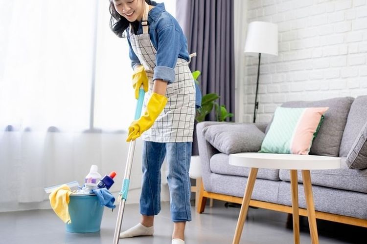 Ilustrasi membersihkan rumah, mengepel lantai.