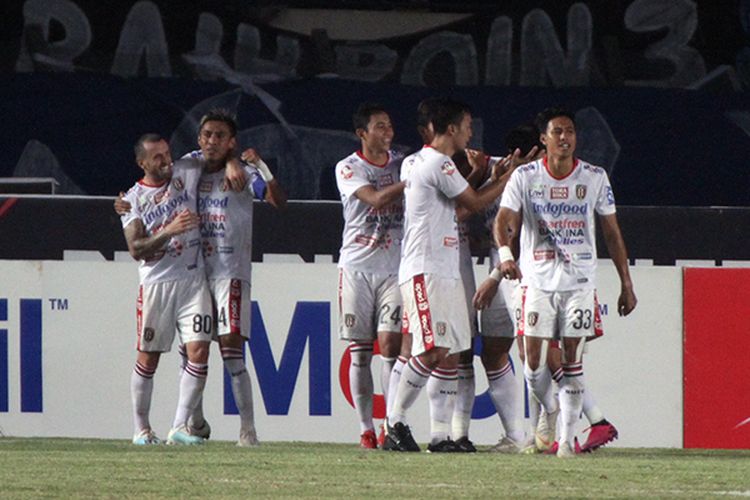 Para pemain Bali United merayakan gol kedua ke gawang Persib Bandung, di Stadion Si Jalak Harupat, Kabupaten Bandung, Jumat (26/7/2019). (KOMPAS.com/SEPTIAN NUGRAHA)