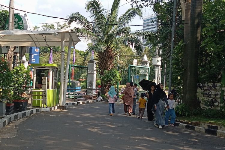Pintu masuk mobil dan bus di Stasiun Gambir, Jakarta Pusat, Rabu (26/6/2024)
