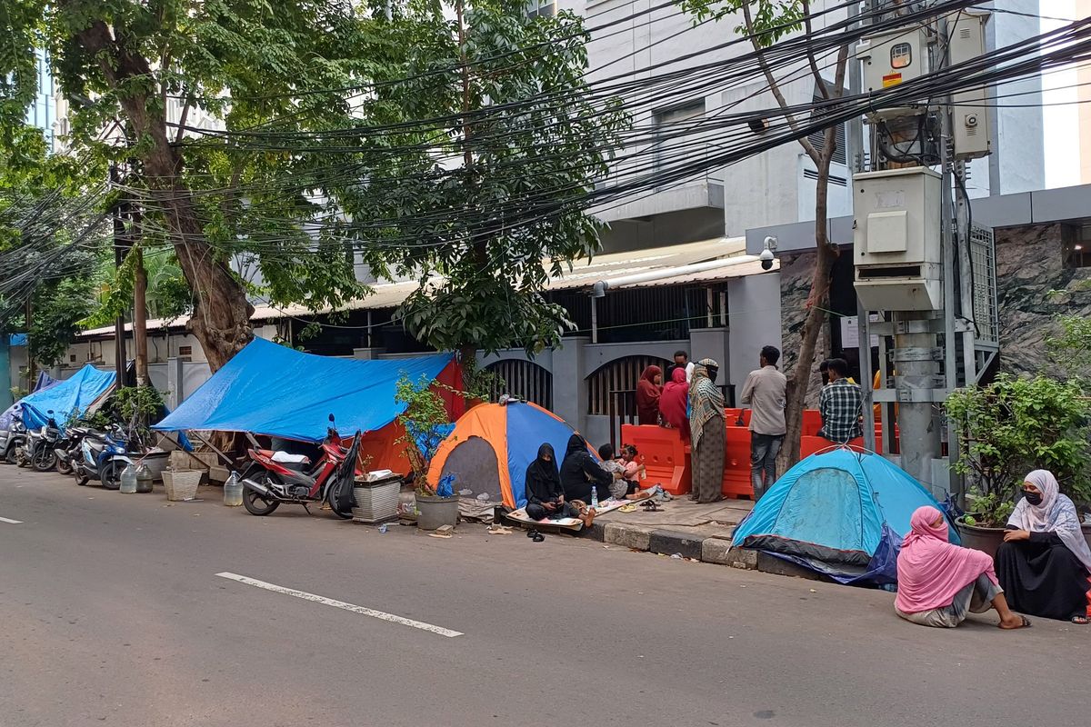 Penampakan beberapa tenda hang didirikan pencari suaka di depan Kantor UNHCR, Jalan Setiabudi Selatan, Jakarta Selatan, Senin (1/7/2024)