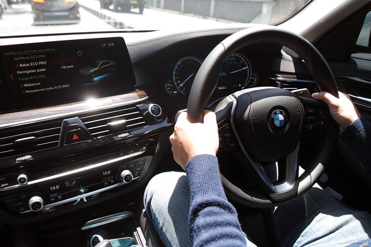 Merasakan menjadi pengemudi BMW 520i (G30) dalam perjalanan Jakarta - Surabaya. 