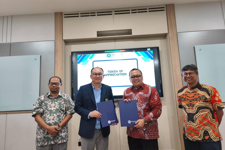 Dari Kanan ke Kiri: Ketua Program Studi Ilmu Manajemen FEM IPB Eko Ruddy Cahyadi, Dekan FEM IPB Irfan Syauqi Beik, dosen serta perwakilan Kasetsart University, Thailand Jul Thanasrivanitchai, serta Guru Besar FEM IPB Jono M Munandar di sela-sela penandatanganan MoU antara IPB dengan Kasetsart University, Kamis (17/4/2025)