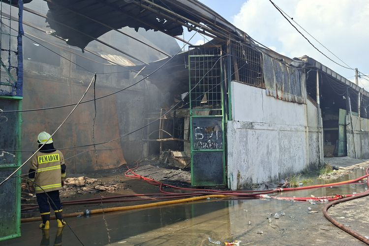 Gudang Paket Ekspedisi Turut Terbakar di Pergudangan Miami Jakbar