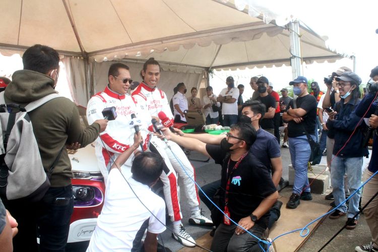 Bambang Soesatyo dan Sean Gelael berbicara kepada wartawan seusai mengalami insiden kecelakaan jungkir balik di seri terakhir Kejuaraan Nasional Sprint Rally di Meikarta, Cikarang, Jawa Barat pada Sabtu (27/11/2021).