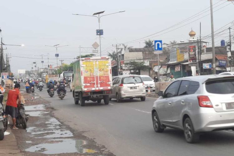 Pengendara melintasi u-turn di depan Polsek Klari, Karawang Jawa Barat, Rabu (13/4/2022). Mulai 18 April - 8 Mei 2022, sebanyak 70 putaran balik di Karawang bakal ditutup.