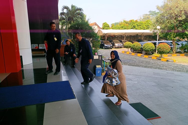 Keluarga NHR (9) tiba di Kantor Lembaga Perlindungan Saksi dan Korban (LPSK), Ciracas, Jakarta Timur, Kamis (22/6/2023).
