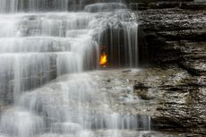 Mengenal Eternal Flame Falls, Air Terjun yang Memiliki Api Abadi