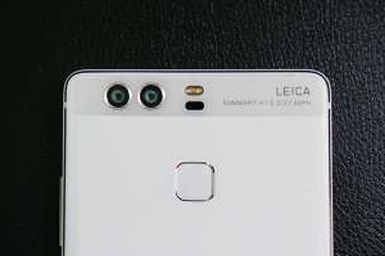 Unit kamera ganda dengan teknologi Leica di punggung Huawei P9.