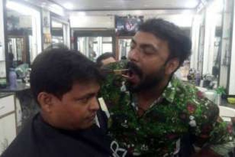 Ansar Ahmad, seorang pemangkas rambut dari Varanasi, India, tiba-tiba menjadi selebritas di negaranya. 