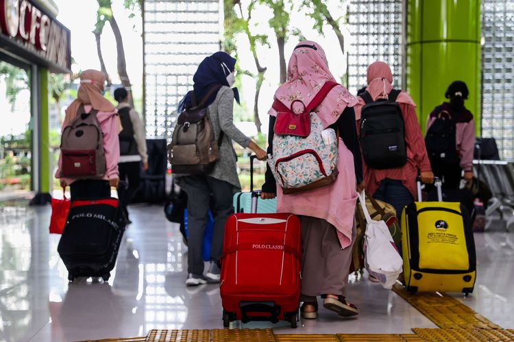 Penumpang kereta api berjalan setibanya dari Solo, Jawa Tengah di Stasiun Gambir, Jakarta Pusat, Senin (17/5/2021). PT Kereta Api Indonesia (KAI) Daop 1 Jakarta menyampaikan, arus kedatangan penumpang yang menggunakan kereta api jarak jauh masih terpantau kondusif di Jakarta pada Senin (17/5/2021), volume kedatangan di Stasiun Pasar Senen berkisar 5.000 penumpang, sedangkan untuk Stasiun Gambir berkisar 3.500 penumpang.