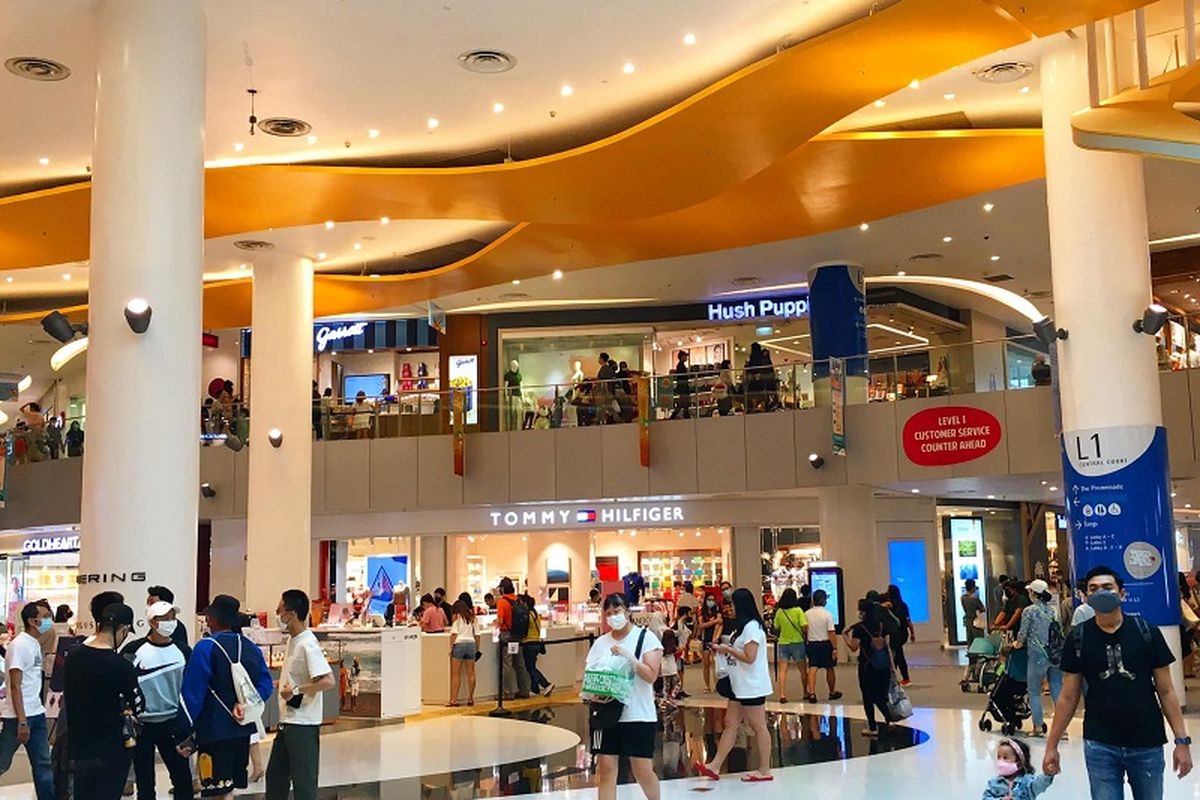 Keramaian pengunjung yang memakai masker terlihat di pusat perbelanjaan VivoCity, Singapura, Sabtu siang (12/09/2020)