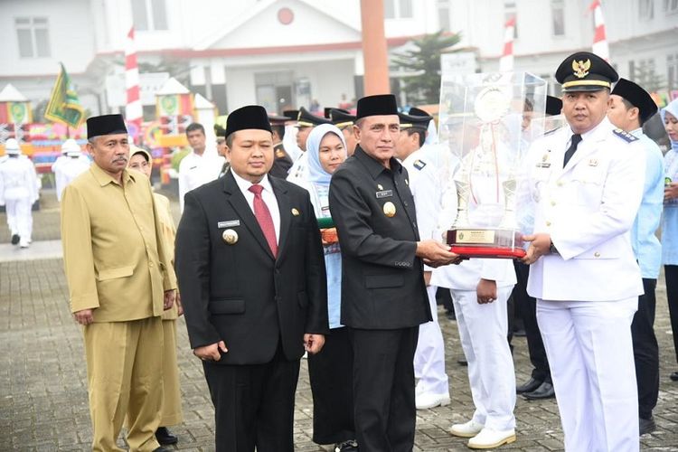 Gubernur Sumatera Utara (Sumut) Edy Rahmayadi menyerahkan penghargaan kepada beberapa pemimpin Kecamatan di Sumatera Utara yang berhasil meraih predikat Tunggul Kecamatan Terbaik Tingkat Provinsi Sumut Kategori Kabupaten Tahun 2022, di Lapangan Parade Kantor Bupati Tapsel, Sipirok, Kamis (16/2/2023). 