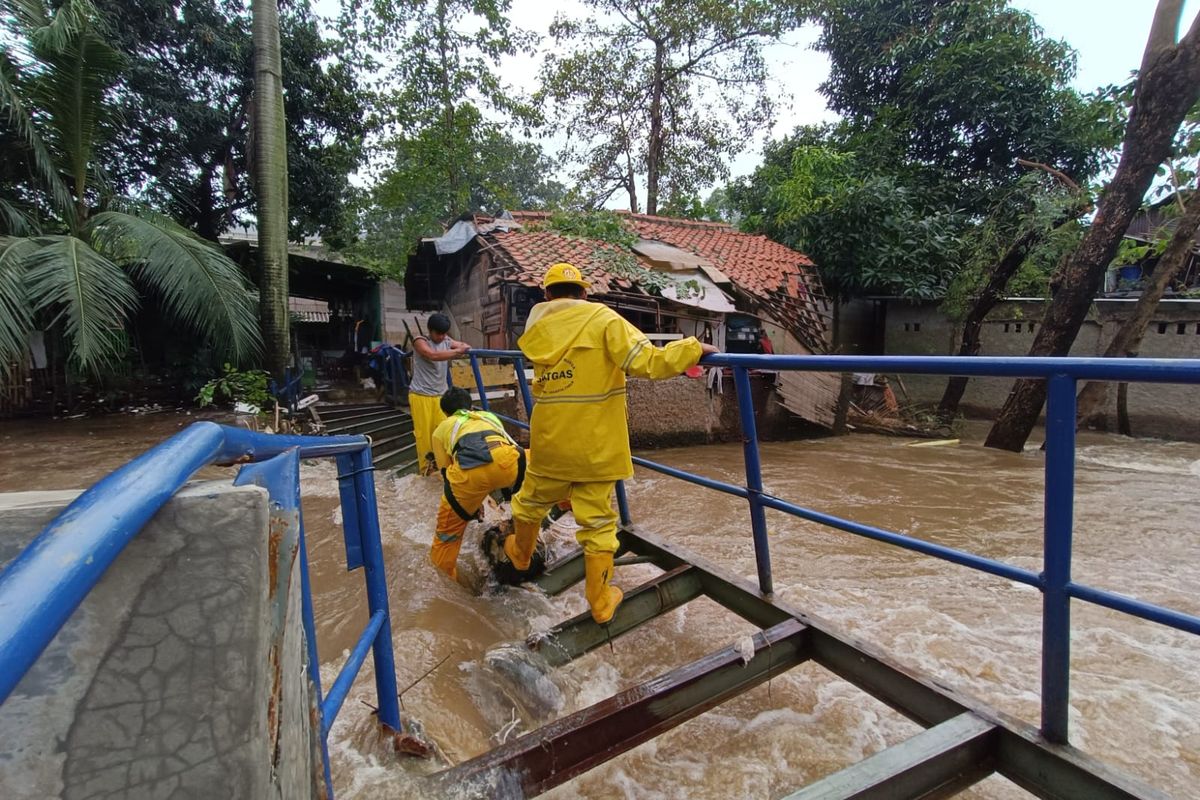 Aliran Kali Sunter di Jembatan Biru, Jalan Haji Amsir, Kelurahan Cipinang Melayu, Kecamatan Makasar, Jakarta Timur, terpantau deras, Senin (27/2/2023).