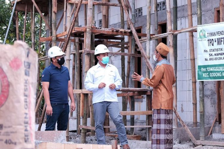 General Manager of CSR SIG Edy Saraya (tengah), saat melihat progres pembangunan TPQ Miftahul Anwar di Desa Latak, Kecamatan Godong, Grobogan.