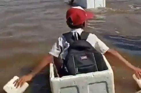 Video Viral Murid SD Menyeberang Sungai Pakai Styrofoam ke Sekolah