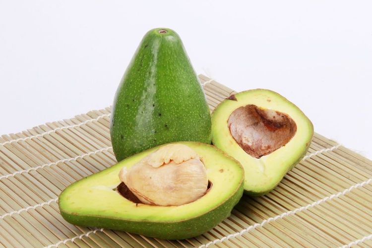 Salah satu buah yang dapat meredakan darah tinggi adalah alpukat.