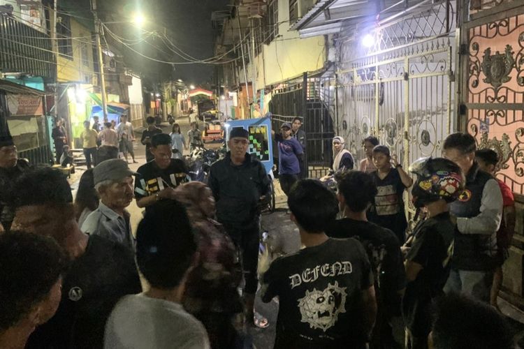 Warga Jl Pannampu, Makassar, berkerumun di depan rumah korban yang diduga dilempari bom molotov, Sabtu (30/3/2024) malam.