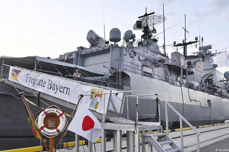 Kapal laut Jerman, Bayern, tiba di Tokyo pada 5 November 2021. Ini adalah kapal militer pertama Jerman yang melakukan kunjungan pelabuhan di Jepang dalam hampir 20 tahun.