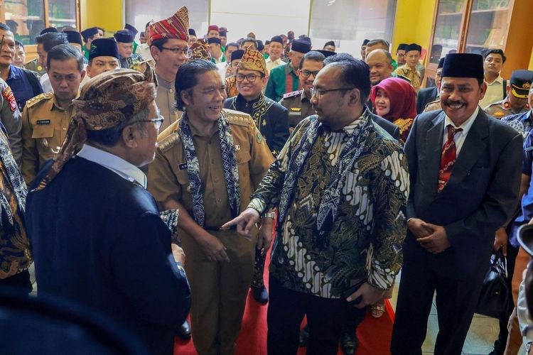 Menteri Agama (Menag) Yaqut Cholil Qoumas menyentil  Pj Gubernur Banten Al Muktabar terkait belum selesainya pembangunan asrama haji Banten.
