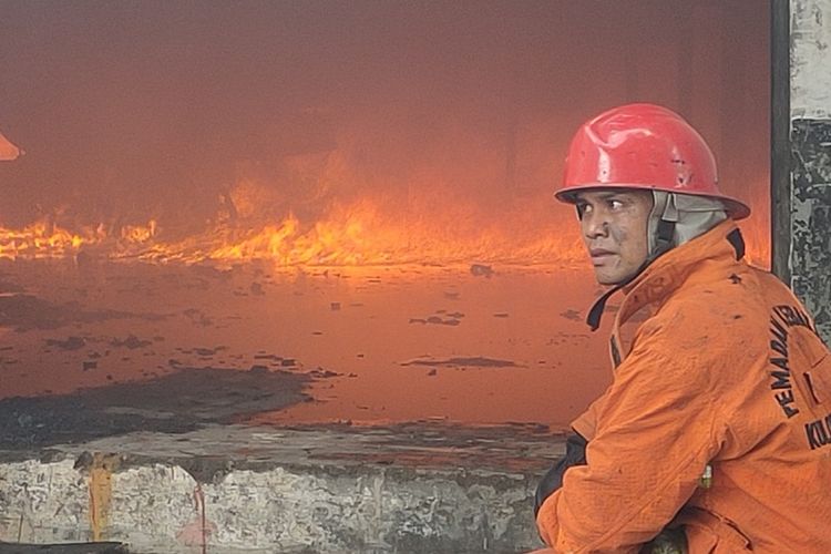 Kebakaran melanda PT Sung Chang Indonesia (SCI), Kabupaten Kulon Progo, Daerah Istimewa Yogyakarta. Api melahap gedung yang berisi genset, tampungan solar dan gudang barang bekas dalam area pabrik.