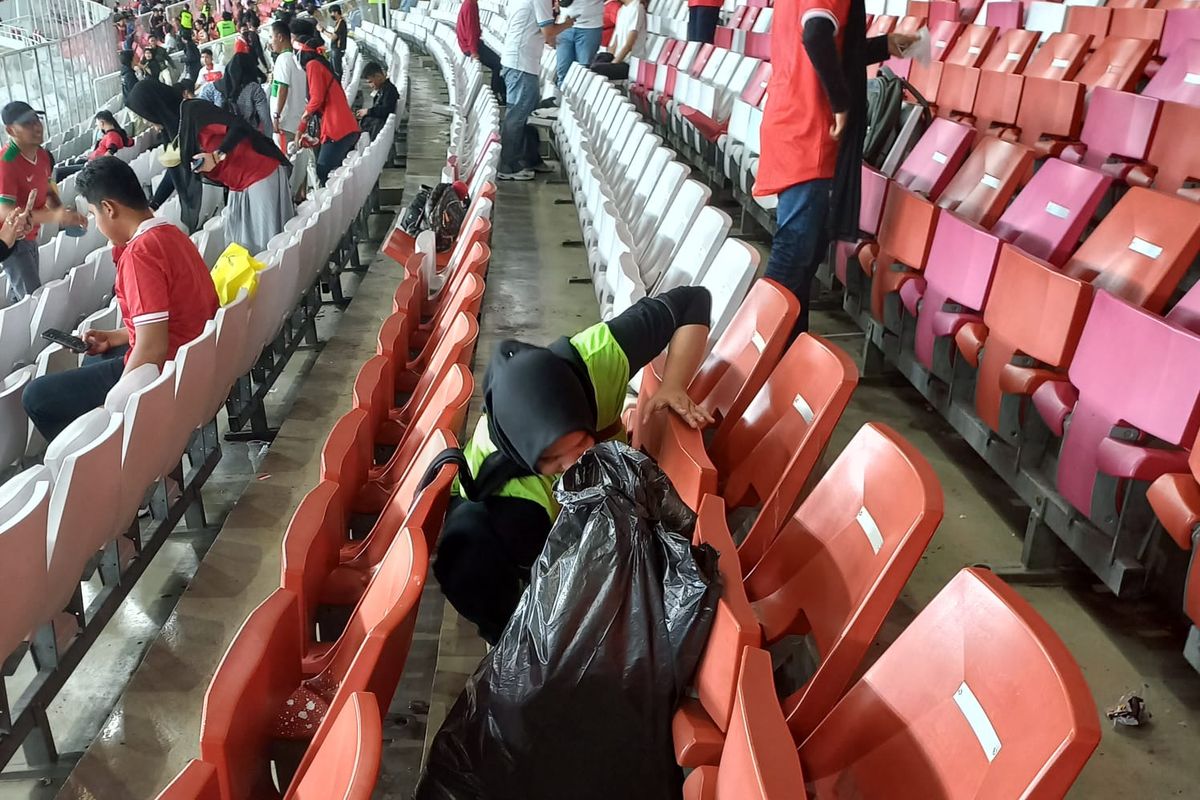 Sejumlah suporter Indonesia meluangkan dengan sukarela mereka membantu Spectator Service dan Safety Marshall memunguti sampah-sampah seusai pertandingan babak penyisihan Piala AFF 2022 antara Indonesia melawan Thailand di Stadion Utama Gelora Bung Karno (SUGBK) Jakarta, Kamis (29/12/2022) malam.

D