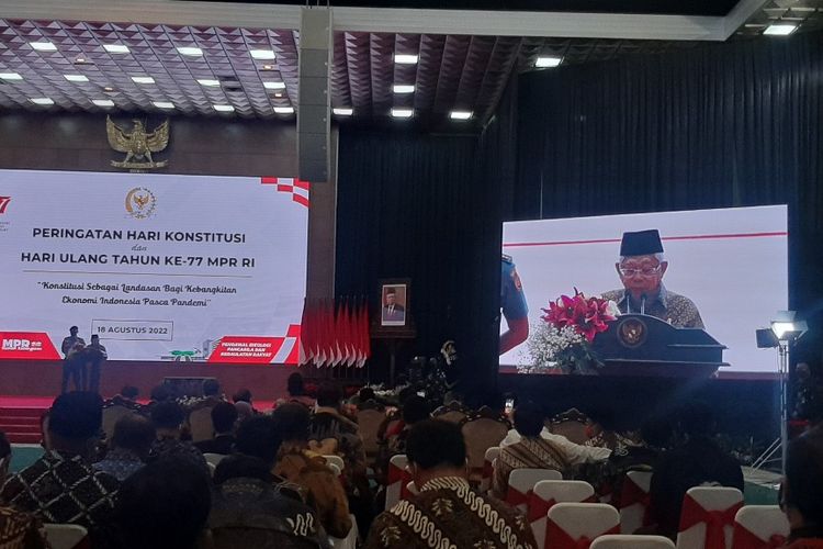 Wakil Presiden Ma'ruf Amin berpidato dalam acara Peringatan Hari Konstitusi di Kompleks Parlemen, Jakarta, Kamis (18/8/2022). 