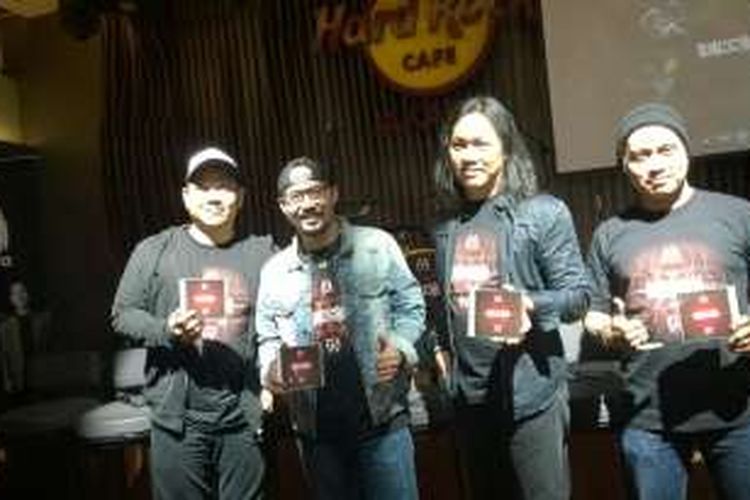 Grup band Musikimia yang terdiri dari (kiri-kanan) Fadly, Yoyo, Stephan Santoso, dan Rindra diabadikan dalam jumpa pers peluncuran album Intersisi di Hard Rock Cafe, Pacific Place, Jakarta Selatan, Senin (1/2/2016).