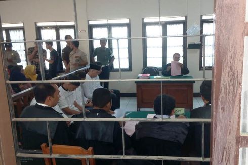 Sidang Perdana Kasus Polisi Terbakar di Cianjur Digelar, Keluarga Terdakwa Histeris