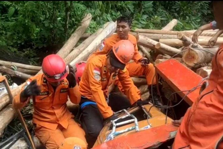 Foto: Regu Rescuer Pos SAR Parapat mengevakuasi jasad sopir truk bermuatan kayu yang jatuh ke jurang di jembatan Marsuse, Sibaganding, Kabupaten Simalungun, Kamis 28 Juli 2022. | Dok: SAR