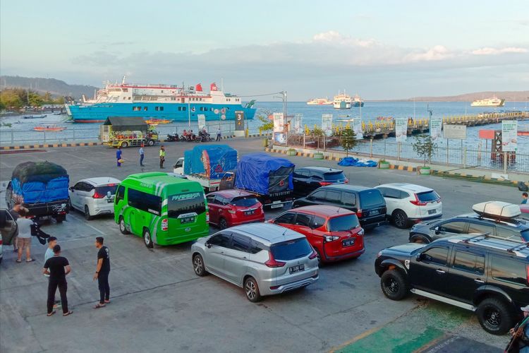 Aktivitas di Pelabuhan ASDP Ketapang Banyuwangi