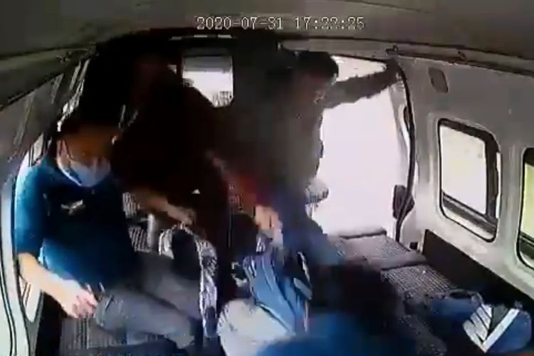 Tangkapan layar dari video cctv angkot Meksiko, yang menunjukkan copet dikeroyok penumpang dan ditelanjangi.