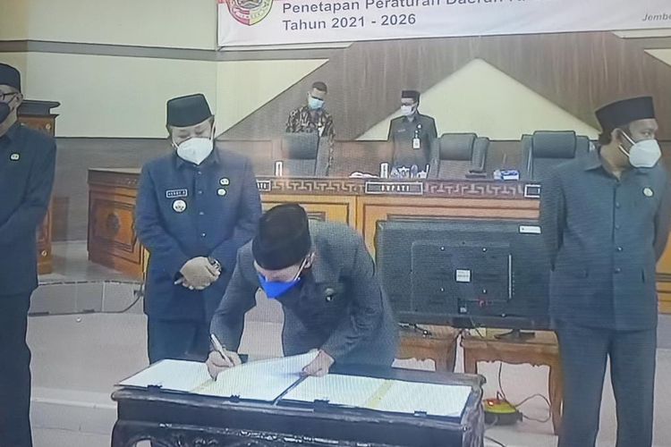 Rapat paripurna DPRD Jember dengan agenda pengesahan RPJMD Kabupaten Jember pada Kamis (9/9/2021)
