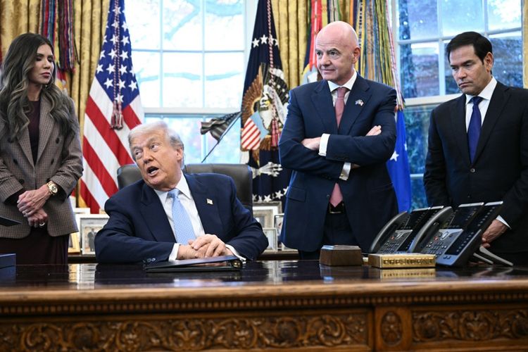 Presiden AS Donald Trump, Menteri Keamanan Dalam Negeri Kristi Noem, Presiden FIFA Gianni Infantino, dan Menteri Luar Negeri Marco Rubio menggelar pertemuan dengan Gugus Tugas Gedung Putih untuk Piala Dunia FIFA 2026 di Ruang Oval Gedung Putih di Washington DC pada 17 November 2025. Dalam kesempatan tersebut, Donald Trump meluncurkan FIFA PASS yang akan mempermudah proses pengajuan visa bagi penonton Piala Dunia 2026.