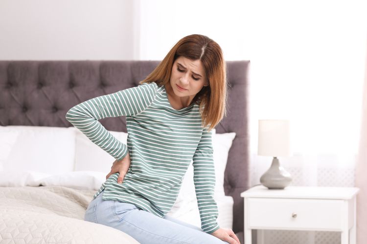 Beberapa masalah kesehatan bisa jadi penyebab sakit pinggang belakang pada wanita.