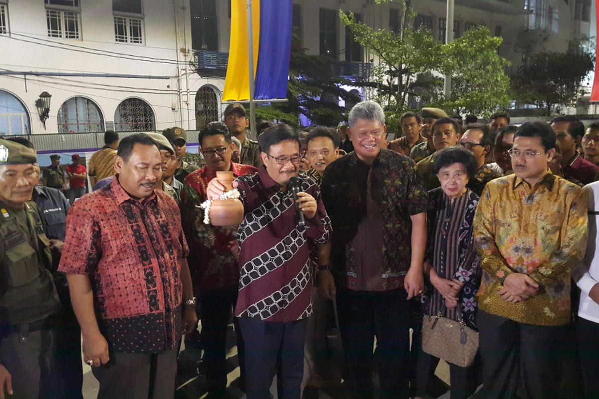 Gubernur DKI Jakarta Djarot Saiful Hidayat memecahkan kendi saat meresmikan Jembatan Budaya di Kawasan Kota Tua, Jakarta Barat, Kamis (5/10/2017) malam.