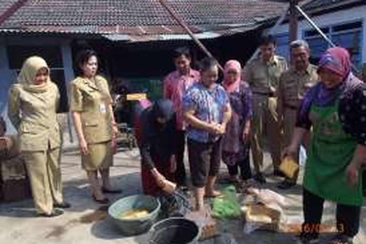 Tim dari Pemkot Semarang menemukan sejumlah bahan makanan yang diduga mengandung boraks di sejumlah pasar tradisional, Senin (13/6/2016).

