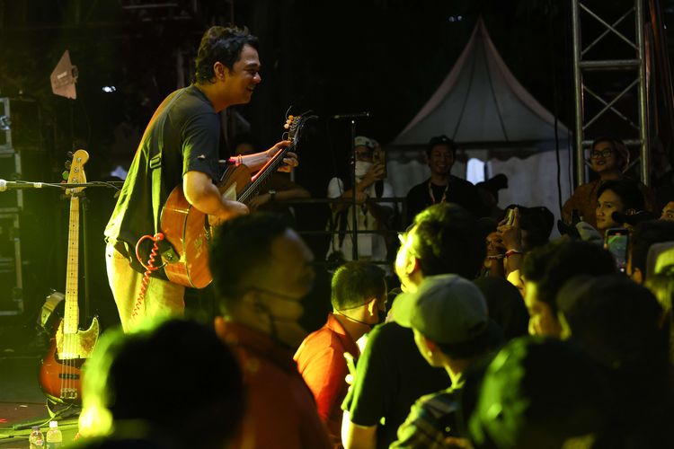 Jason Ranti tampil di Guinness Smooth Session 2022 di Hutan Kota GBK Senayan, Jakarta pada Sabtu (30/7/2022). Sejumlah musisi seperti The Adams, Jason Ranti, Shaggy Dog tampil pada acara ini.