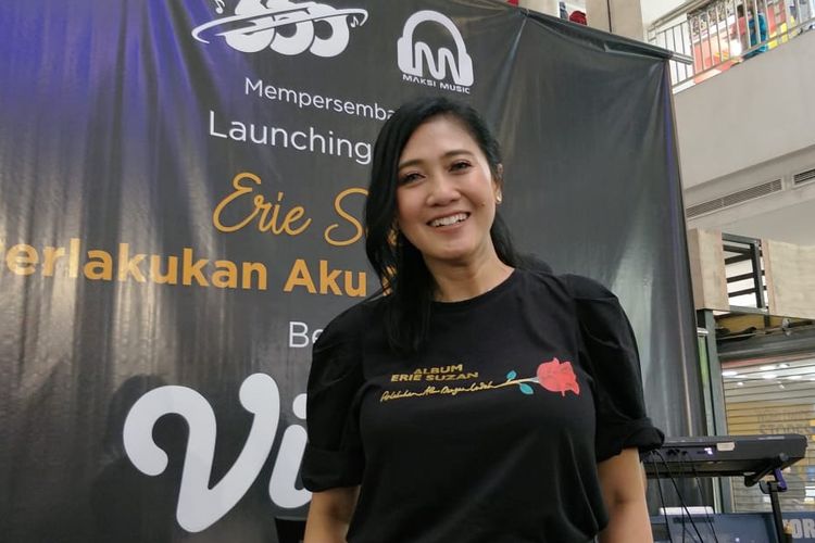 Penyanyi Erie Suzan di Tamini Square, Pinang Ranti, Jakarta Timur, Minggu (27/10/2019).