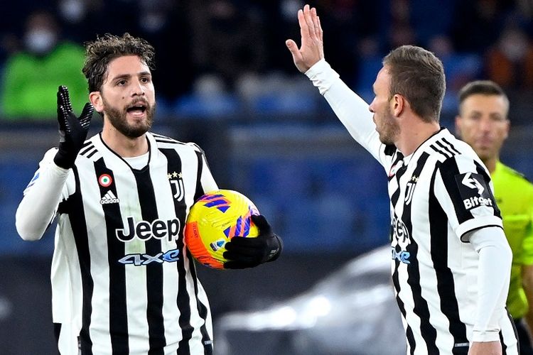 Pemain Juventus Manuel Locatelli merayakan gol ke gawang AS Roma pada lenjutan Liga Italia musim 2021-2022 di Stadion Olimpico, Senin (10/1/2022) dini hari WIB.