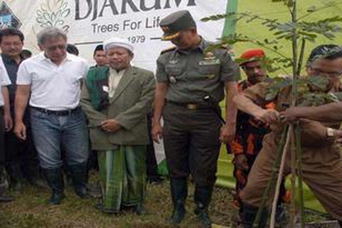 Ki-ka: Kepala Corporate Communication PT Djarum, Rudijanto Gunawan, Iwan Fals, KH Zezen Zaenal Abidin, dan Danrem 061/Suryakancana Kolonel Inf. Doni Monardo,  di sela penanaman pohon Trembesi di Pondok Pesantren Azzainiyyah, Selabintana, Sukabumi, Jawa Barat, Kamis (10/12/2010).