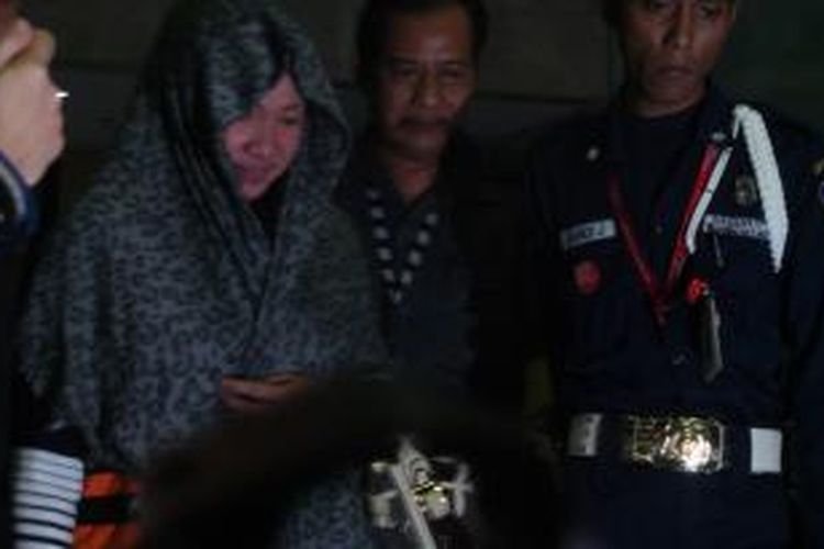 Istri Bupati Karawang, Nurlatifah ditahan di rutan KPK, Jumat (18/7/2914) malam. Nurlatifah ditetapkan sebagai tersangka kasus pemerasan terhadap PT Tatar Kertabumi. 