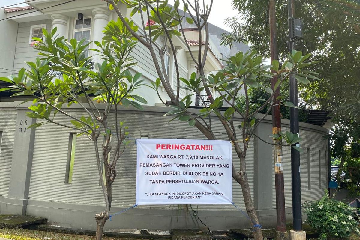 Warga memasang spanduk penolakan pembangunan tower BTS di Taman Semanan Indah, Kalideres, Jakarta Barat, Rabu (7/6/2023). 