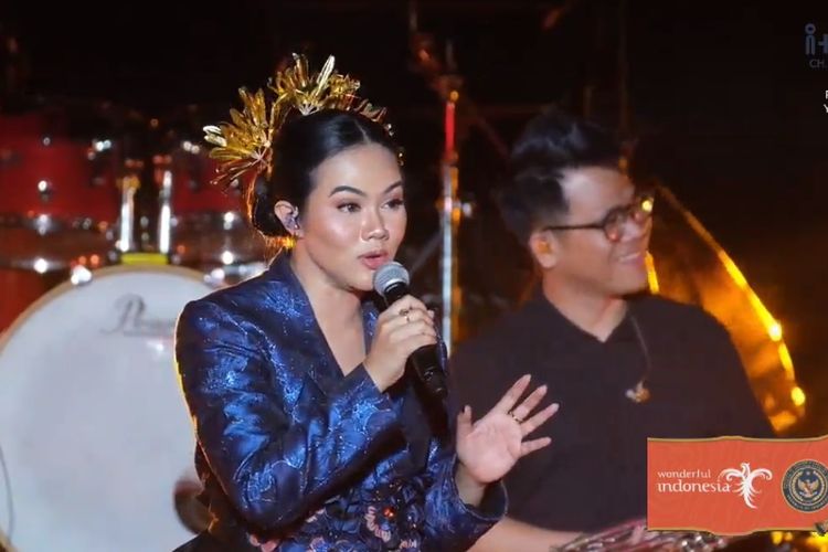 Penyanyi Yura Yurinta saat tampil di penghujung acara Prambanan Jazz Festival Virtual 2020, Minggu (1/11/2020).